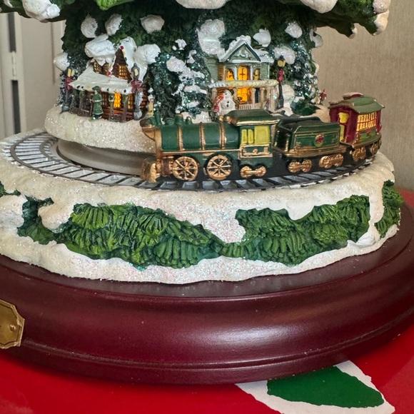 Thomas Kinkade Wonderland Express Christmas Tabletop Tree and Moving Trains - Picture 11 of 17